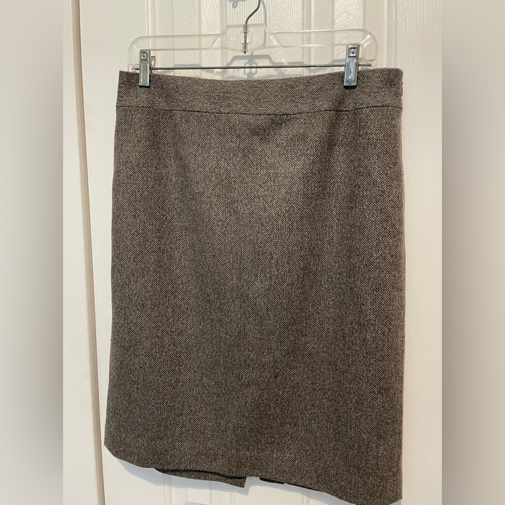 Beautiful brown tweed skirt by Ann Taylor LOFT.